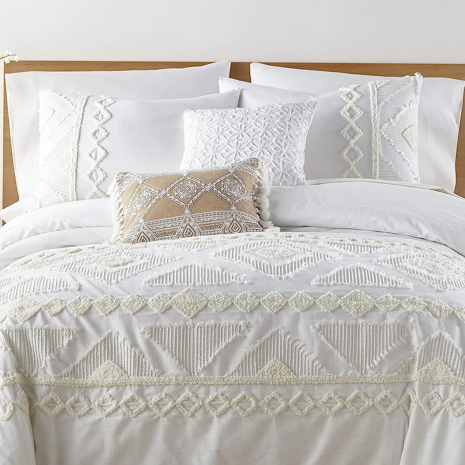 New Levtex Home - Harleson Duvet Cover Set - Full/Queen Duvet Cover   Two Standard Pillow Cases - Tufted Chenille Frayed Tribal in White and Cream - Duvet (90 x 94in.) and Pillow Case (26x20in.) - Cotton Retails $439 