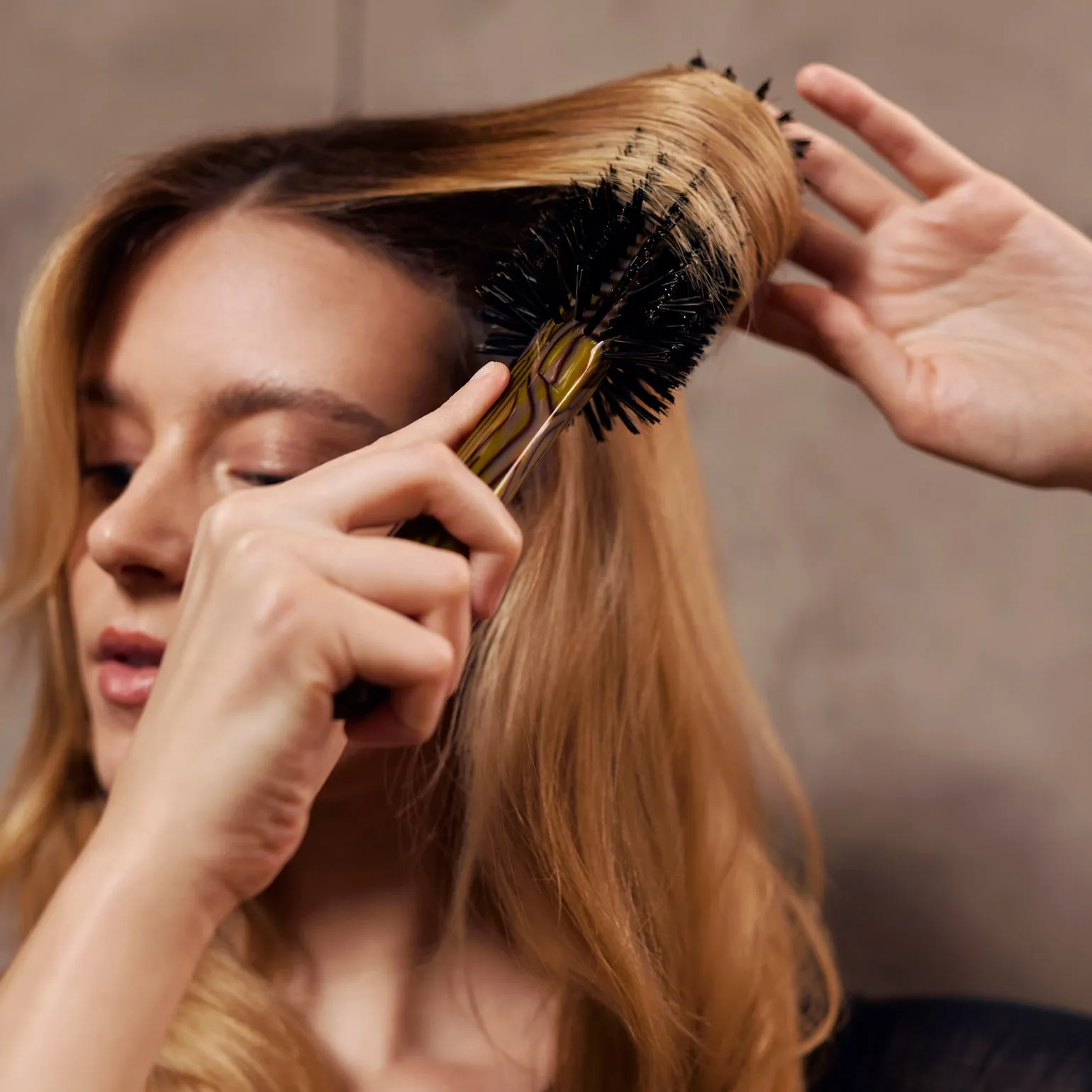 Oribe Italian Resin Medium Round Brush